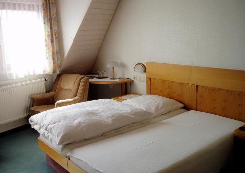 阿尔道夫瓦尔德内尔宾馆的一间卧室配有一张床、一把椅子和一张书桌
