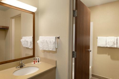 萨利纳萨利纳贝蒙特套房酒店的一间带水槽和镜子的浴室