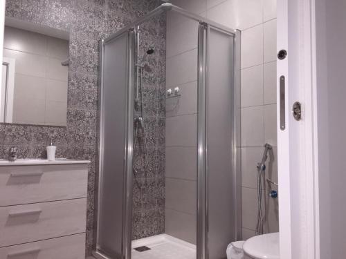 哈兰迪雅·德·拉·维尔Apartamento San Miguel N.3的带淋浴、卫生间和盥洗盆的浴室