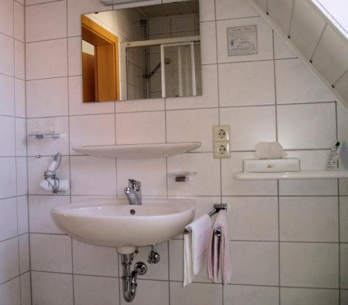 阿尔道夫瓦尔德内尔宾馆的白色的浴室设有水槽和镜子