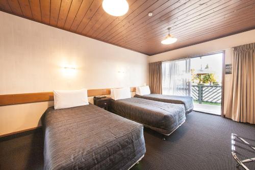 陶波湖区度假酒店客房内的一张或多张床位