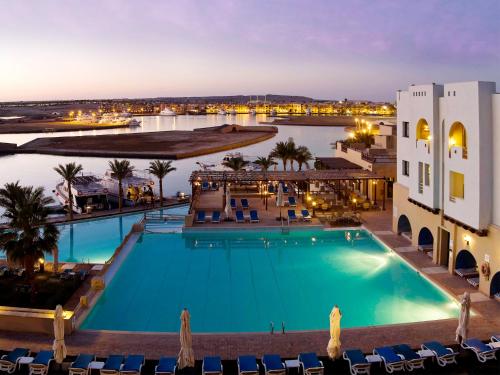 加利卜港滨海旅舍内部或周边泳池景观