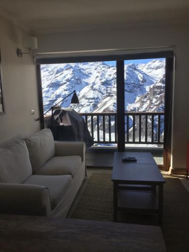 巴耶内瓦Apartment Valle Nevado的客厅配有沙发和大窗,窗户上布满了雪花