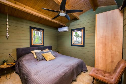 克拉伦代克Bonaire Boutique Resort的一间卧室配有一张床和吊扇