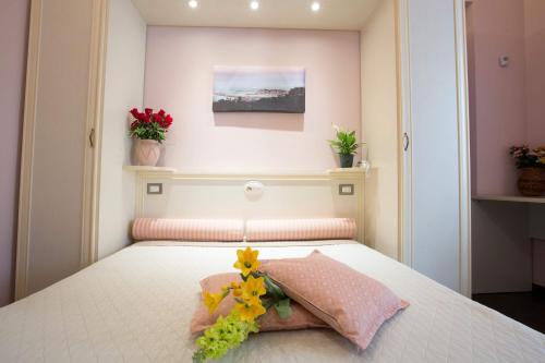 维耶斯泰瑞雷帕拉勒罗41号住宿加早餐旅馆的一间卧室,床上放着鲜花