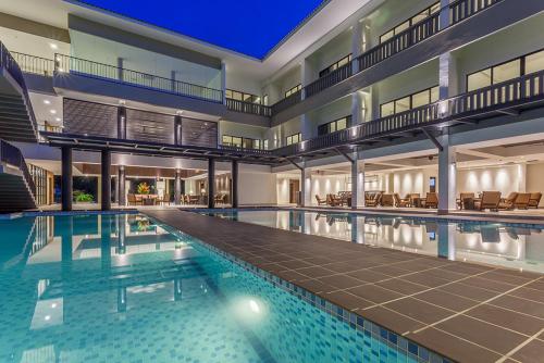 兰卡威卡马尔度假村内部或周边的泳池