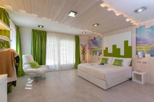 威尼斯卡德拉方特旅馆的卧室配有白色的床和椅子