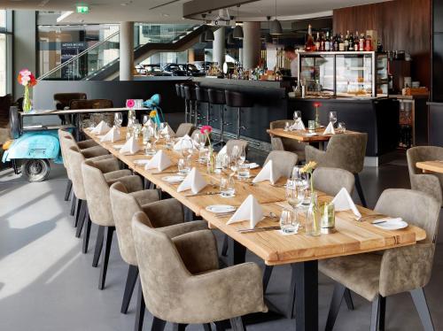 伯布林根经典摩托世界地区斯图加特V8酒店的餐厅里的一张长桌子和椅子