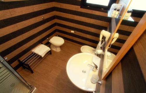 巴亚多米吉亚BNS Hotel Francisco的一间带水槽和卫生间的浴室