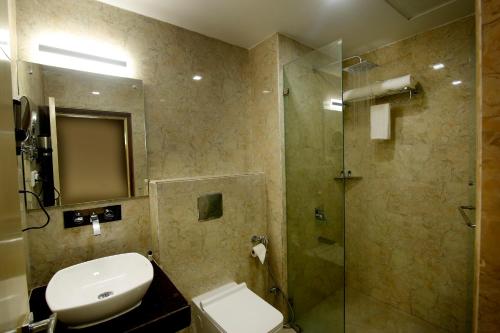 德奥加尔Imperial Heights的带淋浴、盥洗盆和卫生间的浴室