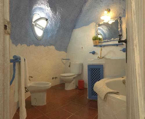 弗里希利亚纳蜗牛乡村酒店的浴室配有卫生间、浴缸和水槽。