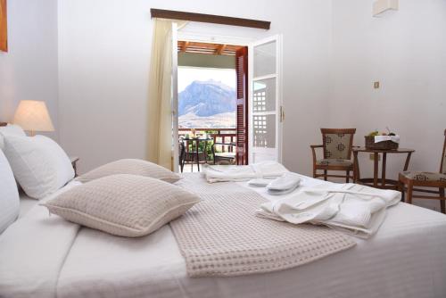 莫奈姆瓦夏莫奈姆瓦夏之花酒店的白色的床,配有白色的床单和毛巾