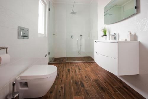 SužanVilla Dora的白色的浴室设有卫生间和淋浴。