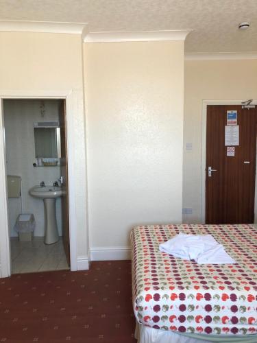 布莱克浦阿瑟尔布莱克浦酒店的一间酒店客房 - 带一张床和一间浴室