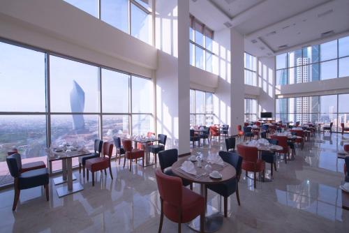 Ramada Encore by Wyndham Kuwait Downtown餐厅或其他用餐的地方