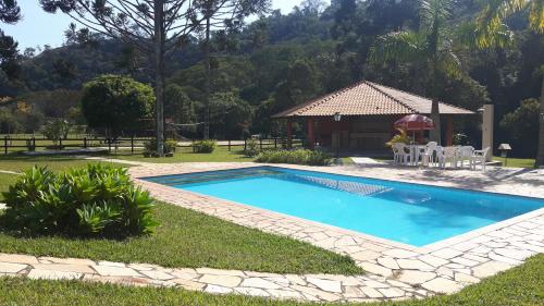 伊塔蒙蒂Pousada Ribeirão do Ouro的一个带凉亭的庭院内的游泳池