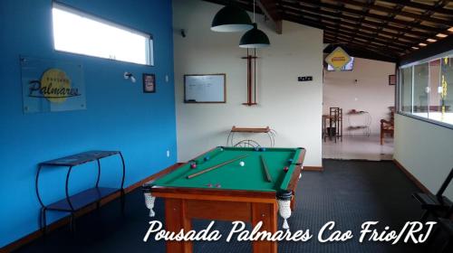 卡波布里奥Pousada Palmares的台球室,内设台球桌