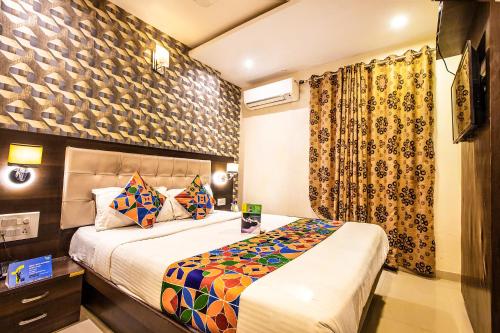 孟买Hygienic Hotel Liberty Plaza的酒店客房设有床和窗户。