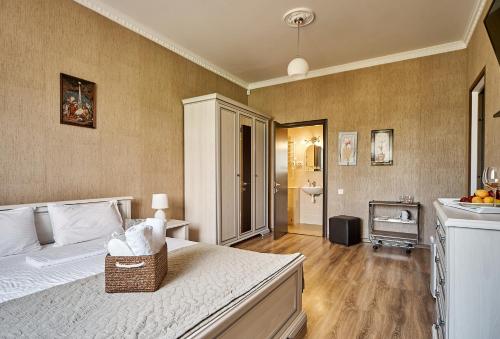 敖德萨Hotel Fusion的一间带床和浴室的大卧室
