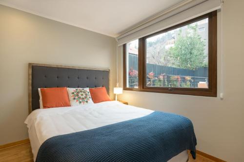 圣地亚哥Casa Bellavista Hotel的一间卧室设有一张床和一个大窗户
