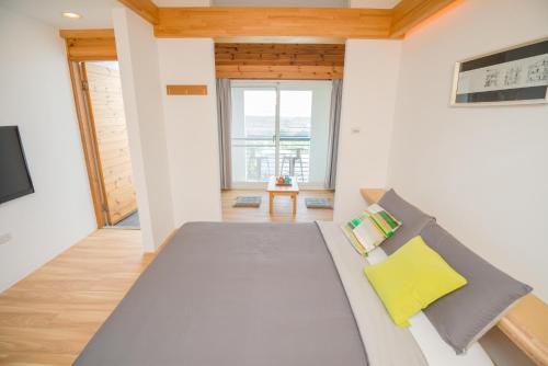 小琉球岛山邑家的一间卧室配有一张带黄色枕头的大床