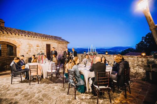 瓦尔法布里卡区Castello Di Giomici的一群坐在桌子上的人在活动上