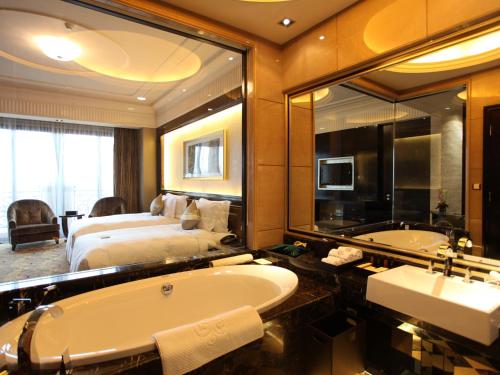 上海浦东星河湾酒店的一间浴室