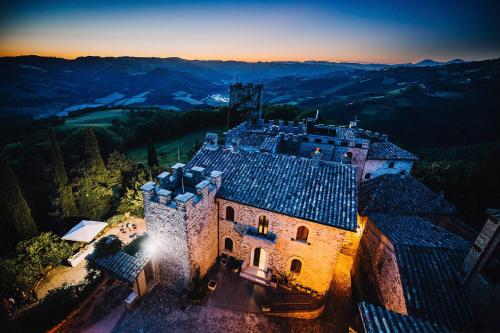 瓦尔法布里卡区Castello Di Giomici的享有山脉城堡的空中景致