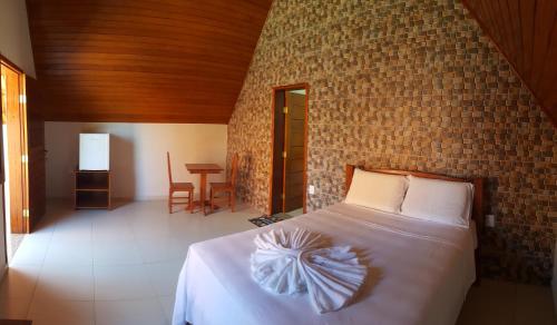 拉法耶蒂顾问城Pousada carvalho的一间卧室设有一张床和砖墙