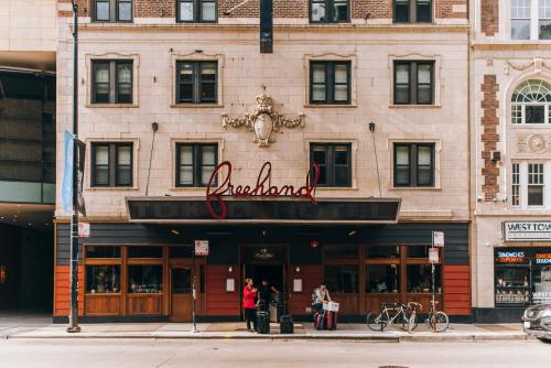 芝加哥芝加哥写意酒店的带有餐厅标志的建筑