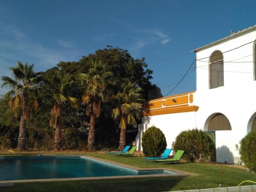 卡莫纳Cortijo Santa Clara的教堂旁带游泳池的房子