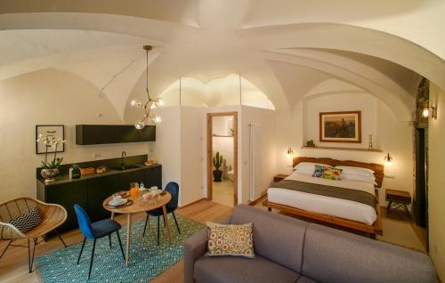 基亚文纳Palazzo Giani的一间卧室配有一张床、一张桌子和一张沙发