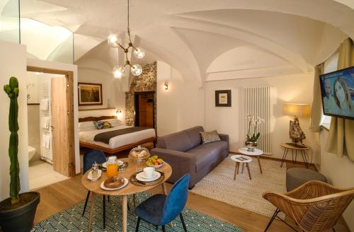 基亚文纳Palazzo Giani的客厅配有沙发和1张床