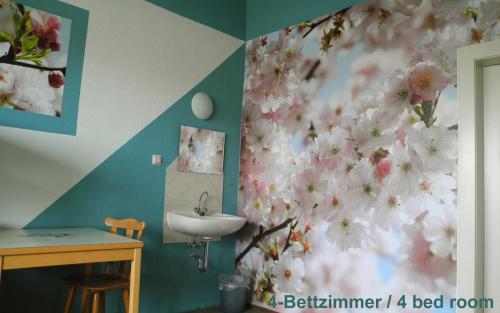德累斯顿Hostel kangaroo-stop的墙上设有带水槽和鲜花的浴室