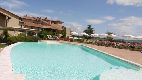 佩萨河谷塔瓦内莱博果阔特福瑞达酒店的一个带椅子和遮阳伞的大型游泳池