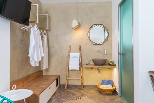 利迈纳里亚Vintage Suites的浴室设有梯子、水槽和镜子