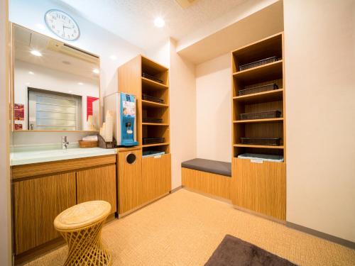 弘前市Super Hotel Hirosaki的一间带水槽、卫生间和时钟的浴室