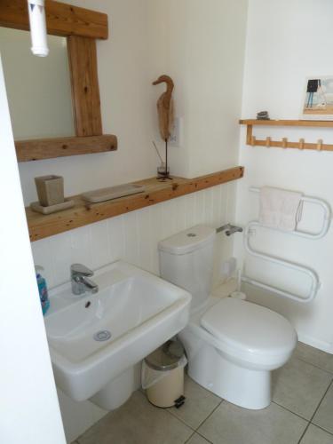 Bishopston2A Redcliffe Apartment的浴室配有白色卫生间和盥洗盆。
