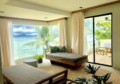 爱妮岛爱妮岛素馨花度假村的一间卧室配有一张床,享有海景
