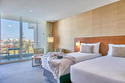 曼哲拉斯贝尔曼德拉酒店的酒店客房设有两张床和一个阳台。