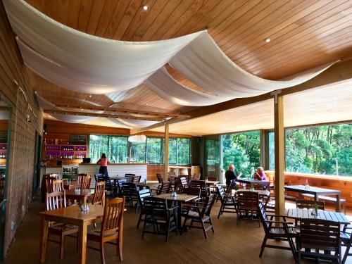 ColvilleTangiaro Retreat的用餐室设有桌椅和窗户。