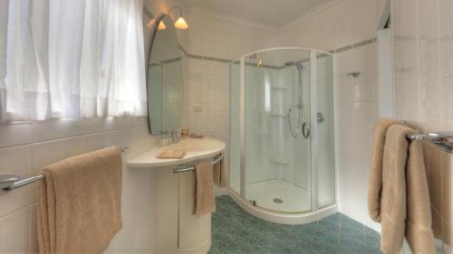 彭特派因海风别墅公寓的带淋浴和盥洗盆的白色浴室
