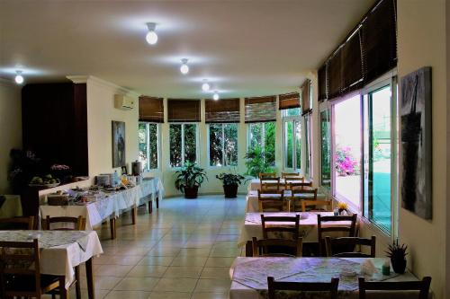朱拜勒比布鲁斯舒适酒店的用餐室设有桌椅和窗户。