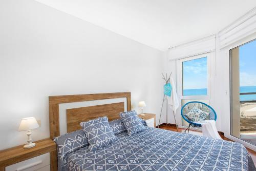 圣苏珊娜Santa Susanna Skyline Apartment的一间卧室配有一张床,享有海景