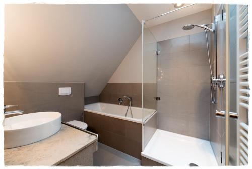 朗克维茨Bauernkate Seerose的带淋浴、盥洗盆和卫生间的浴室