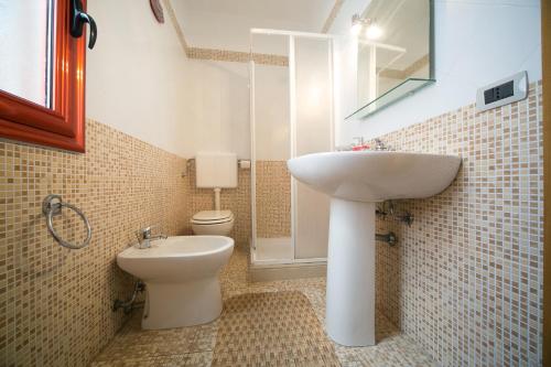 加利波利B&B del Lungomare的一间带水槽和卫生间的浴室