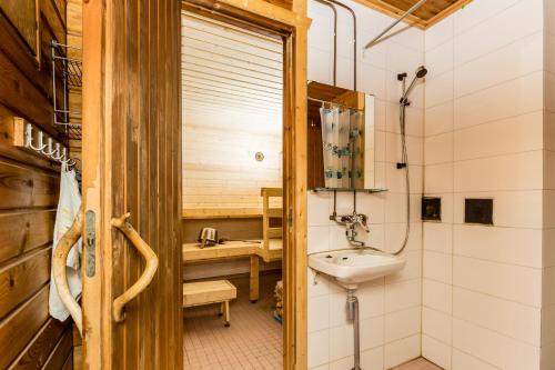 蓬卡哈尤纳兰拉蒂度假酒店的一间带水槽和淋浴的小浴室
