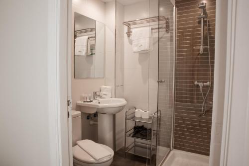 马略卡岛帕尔马菲利兹酒店的浴室配有卫生间、盥洗盆和淋浴。