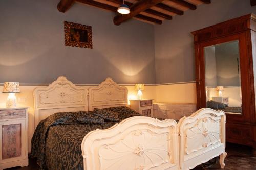 塞吉阿诺卡西纳吉安奈托乡村民宿的卧室配有白色的床和镜子