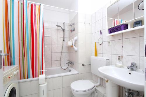 汉诺威Private Room的浴室配有卫生间、盥洗盆和淋浴。